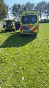 Mitchell Franken (4e) met ambulance van het veld af 1