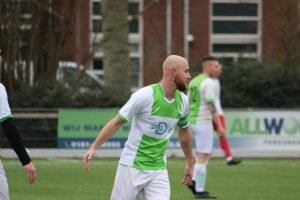 Mitchell Franken (4e) met ambulance van het veld af