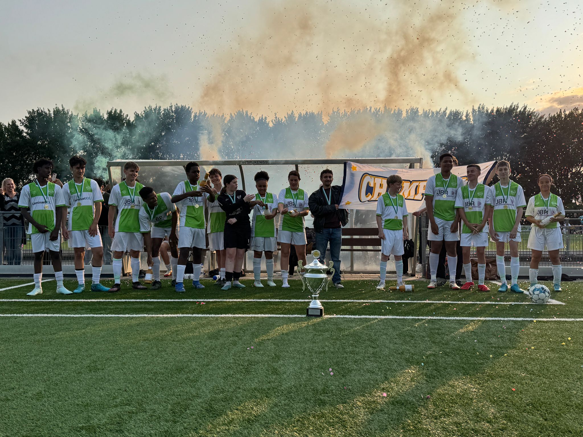 Spijkenisse JO16-4 kampioen na bewogen seizoen